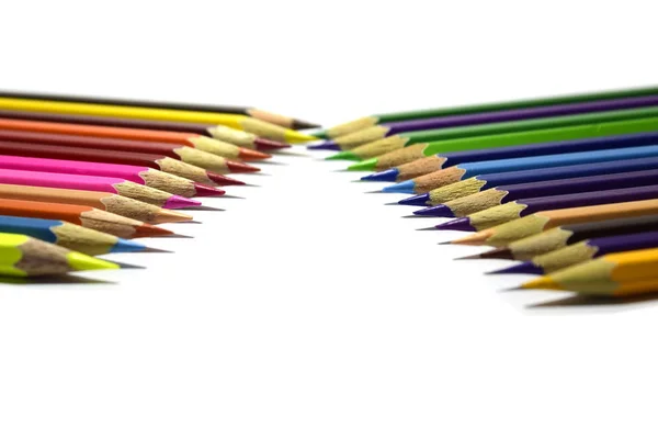白い背景に複数の色の鉛筆 — ストック写真
