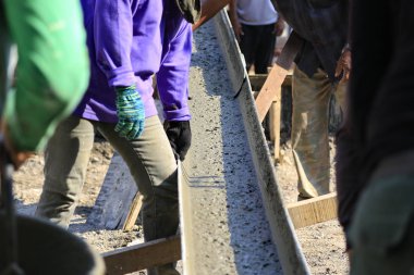 İnşaat işçileri yapılar inşaat beton üzerinde çalışıyoruz.