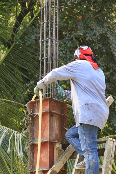 Tecnico Edile Sta Lavorando Alla Fusione Pilastri Calcestruzzo — Foto Stock