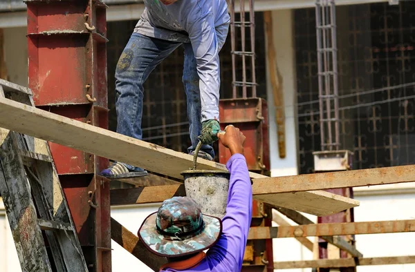 Nşaat Teknisyeni Beton Ayağı Döküm Üzerinde Çalışıyor — Stok fotoğraf