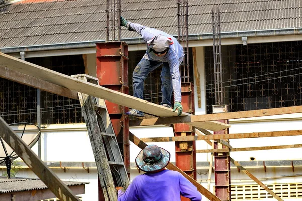 Nşaat Teknisyeni Beton Ayağı Döküm Üzerinde Çalışıyor — Stok fotoğraf