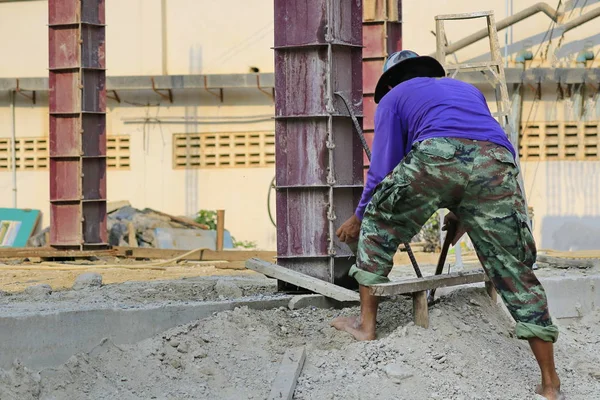 Tecnico Edile Sta Lavorando Alla Fusione Pilastri Calcestruzzo — Foto Stock