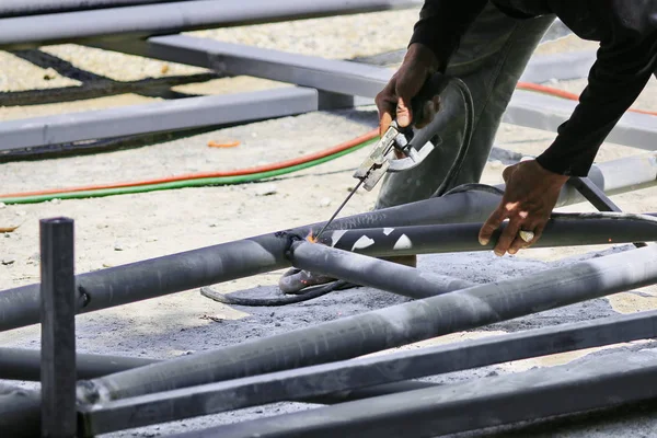 Mekanik Adalah Pengelasan Baja Untuk Membangun Struktur Atap Dalam Industri — Stok Foto