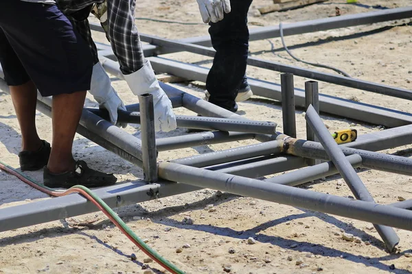 Mekanik Adalah Pengelasan Baja Untuk Membangun Struktur Atap Dalam Industri — Stok Foto