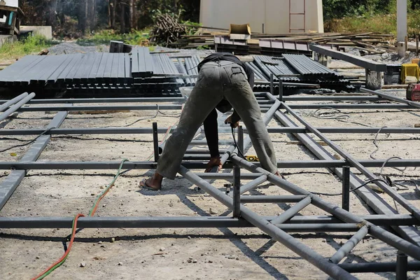 Meccanico Sta Saldando Acciaio Costruire Una Struttura Del Tetto Industria — Foto Stock