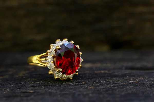 Anéis Pedra Preciosa Vermelha São Belas Jóias Pisos Madeira Velhos — Fotografia de Stock