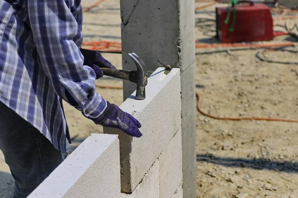 Teknisi Konstruksi Sedang Membangun Tembok Bata Dengan Bata Ringan — Stok Foto