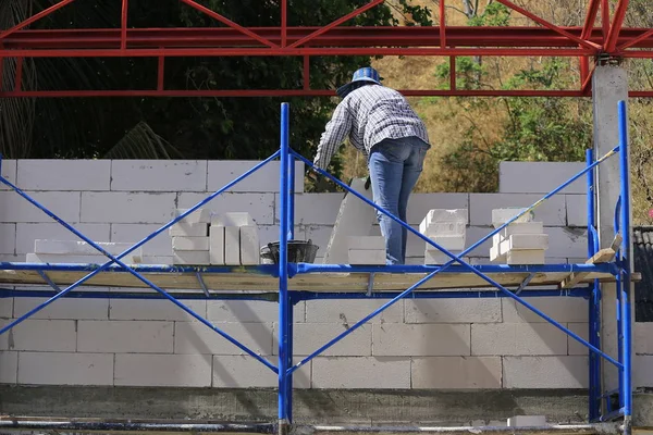 Tecnici Costruzione Stanno Costruendo Muri Mattoni Con Mattoni Leggeri — Foto Stock