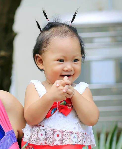 Rosto Uma Criança Pequena Está Sorrindo Feliz — Fotografia de Stock