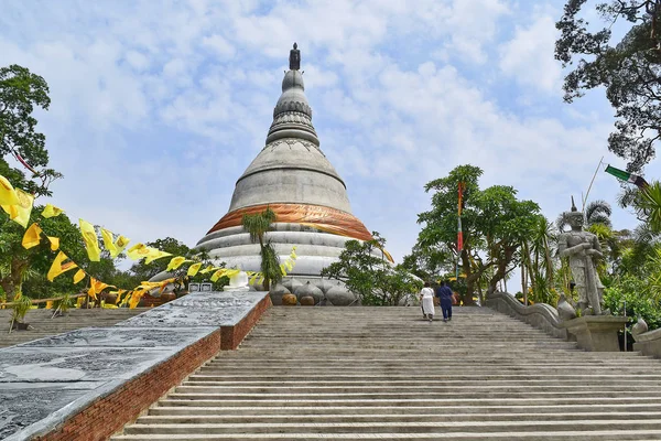 Пагода Тайском Храме Имеет Небесный Фон — стоковое фото