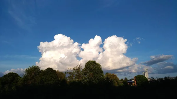 Cielo Las Nubes Día Del Hermoso Sol Con Naturaleza —  Fotos de Stock