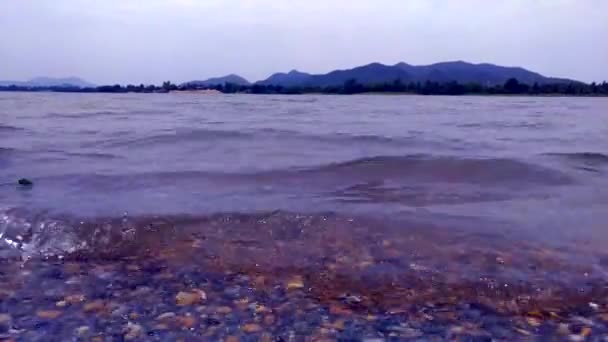 河流和鹅卵石的波浪 — 图库视频影像