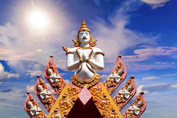 タイの寺院の屋根で仏像を飾るための仏像やパターン — ストック写真
