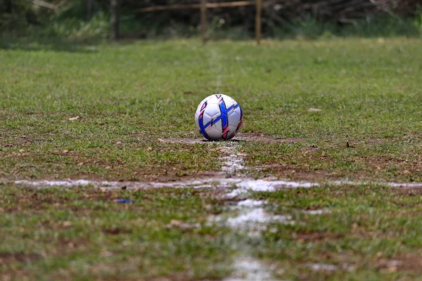 サッカーボールはフィールドの真ん中に置かれる — ストック写真