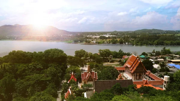 Vista Panoramica Del Tempio Thailandese Trova Accanto Fiume Alle Montagne — Foto Stock