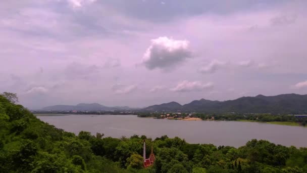 Timelapse chmur poruszających się z eksplozją pięknych kolorów na niebie i refleksje nad rzeką. — Wideo stockowe