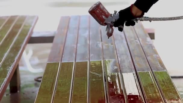 Le persone stanno lavorando con vernice spray per prevenire la ruggine . — Video Stock