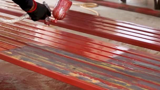 Люди працюють з фарбою для розпилення, щоб запобігти іржі . — стокове відео