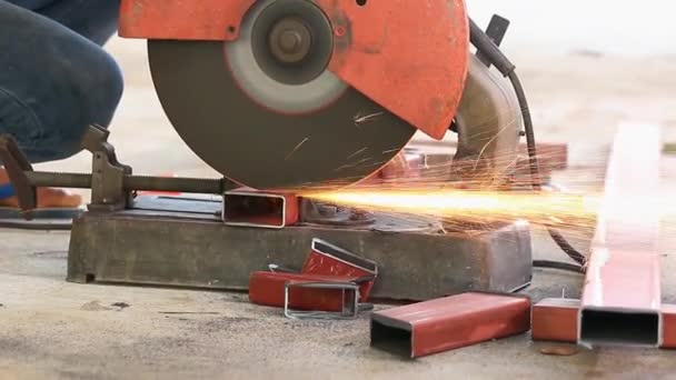 Механик режет сталь машиной с большим количеством искр . — стоковое видео