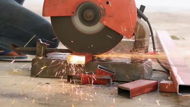 The mechanic is cutting steel with a machine with a lot of sparks. — Stock Video