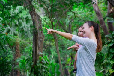 Anne ve bebek güzel bir yağmur ormanı keşfetmek