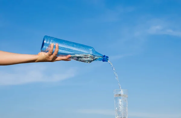 Agua Clara Vertida Una Botella Plástico Tema Respetuoso Con Medio — Foto de Stock