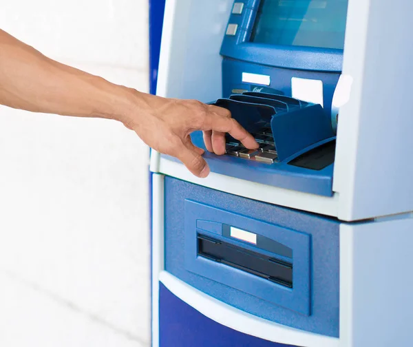 Niebieski Bankomat Closesup Ręki Naciskania Przycisków — Zdjęcie stockowe