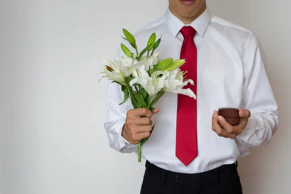 Jeune Homme Costume Mariage Avec Une Bague Fiançailles Des Lis — Photo