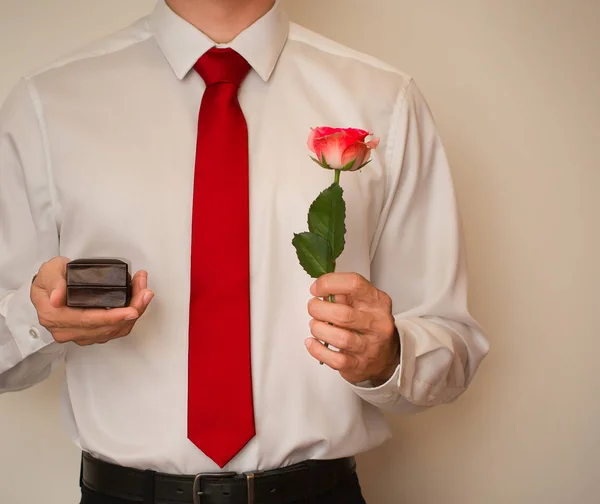 Hombre Traje Corbata Roja Listo Para Proponer Sosteniendo Una Caja —  Fotos de Stock