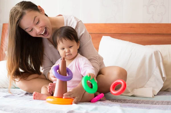 Bebê Aprendendo Habilidades Coordenação Durante Postura Uma Mãe Orgulhosa Feliz — Fotografia de Stock