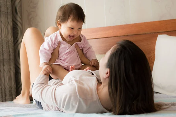 Ibu Dan Bayi Senang Bermain Bersama Rumah — Stok Foto