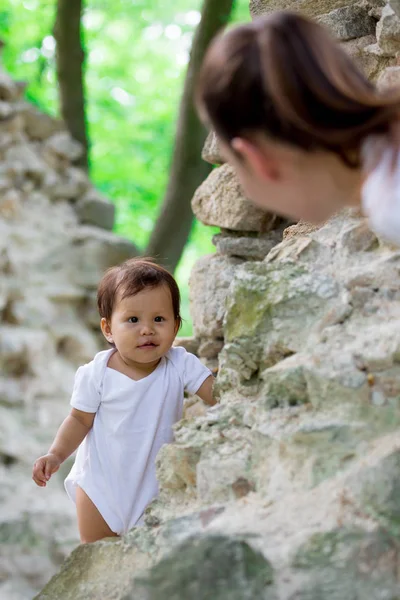 Mère Enfant Jouant Peek Boo Lors Une Randonnée — Photo