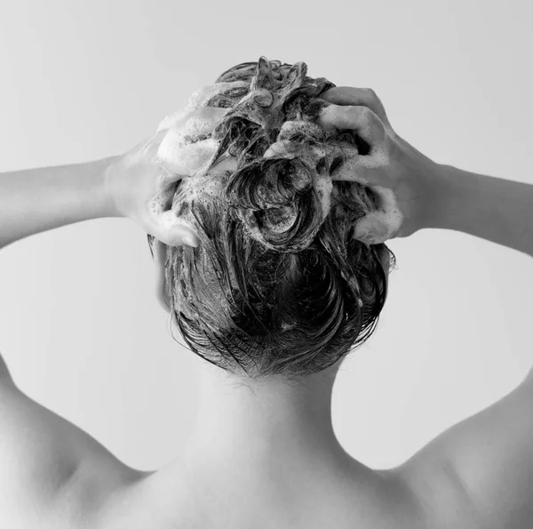Costas Uma Mulher Chuveiro Shampooing Seu Cabelo Massageando Cabeça Cheia — Fotografia de Stock