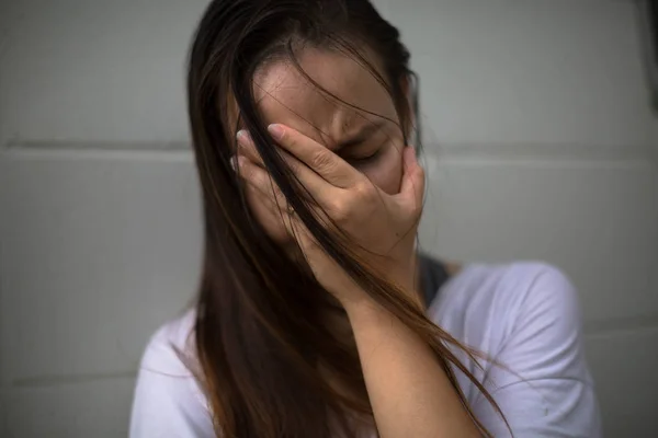 Ragazza Caucasica Cerca Trattenere Singhiozzi Come Lei Occupa Depressione — Foto Stock