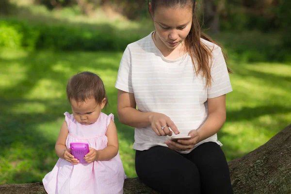 Mãe Filha Usando Eletrônicos — Fotografia de Stock