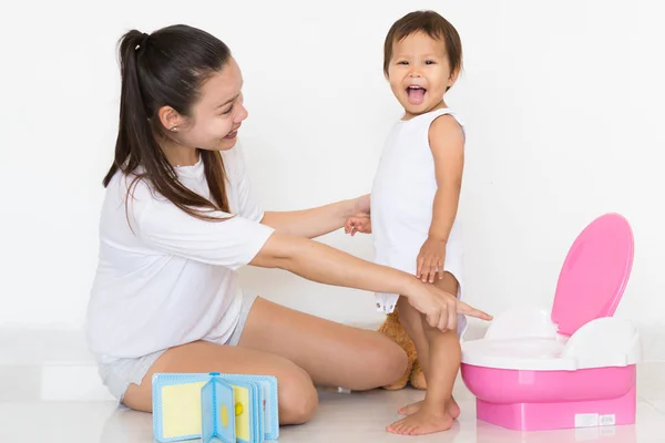 トイレに指して成功で満足している子の母 — ストック写真