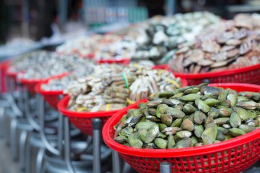 Sepetleri midye, istiridye ve kabuklu deniz ürünleri geniş bir ürün yelpazesine dolu uzun bir dizi