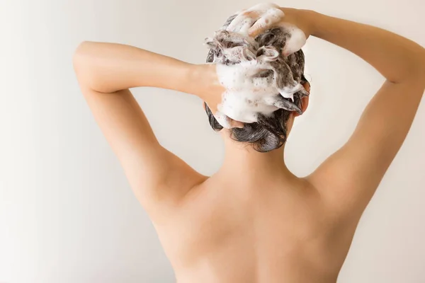 Isolated Back Shot Sexy Model Shampooing Her Hair Lots Suds — Stock Photo, Image