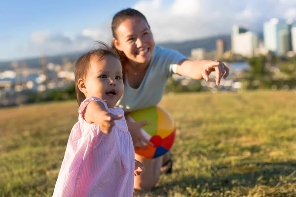 Mama Fiica Joacă Împreună Parc — Fotografie, imagine de stoc