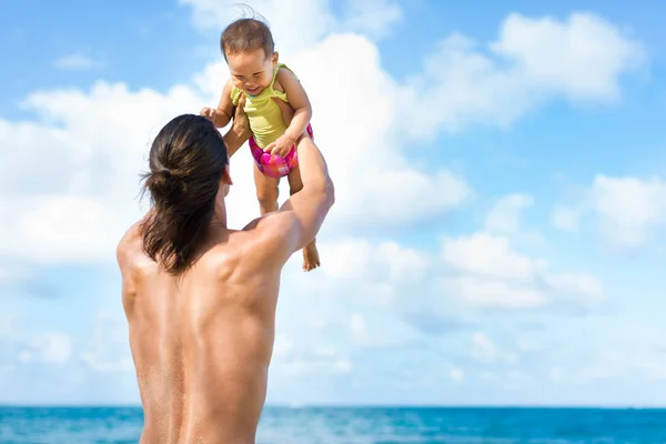 Baba Çocuğunu Şakacı Plajda Savurma — Stok fotoğraf