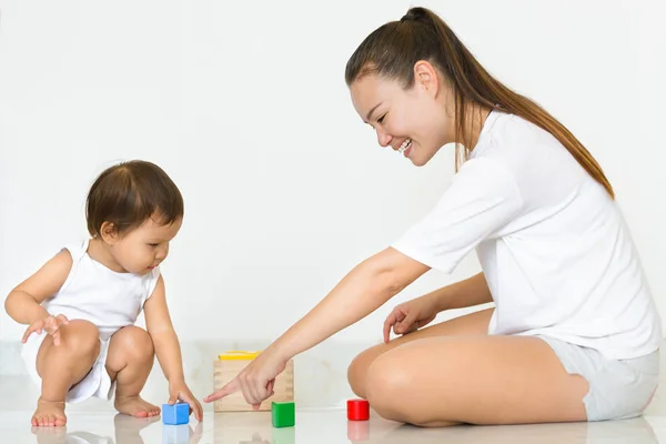 Genitore Utilizza Elementi Costitutivi Insegnare Forme Colori Bambino — Foto Stock