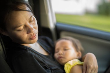 Yorgun ve bitkin anne bebeğini dikkat çekici. Postpardum depresyon.