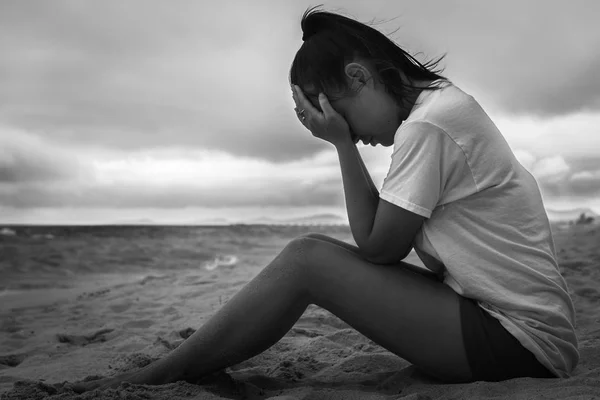 Depressief triest vrouwen zitten met haar handen op haar gezicht. zwart-wit. — Stockfoto