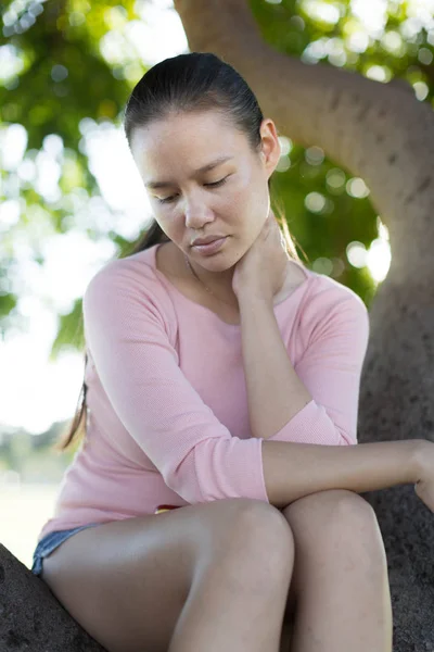 Vrouw lijdt aan depressie in buiten instelling — Stockfoto