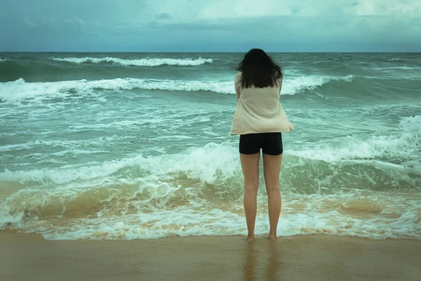 Triste Donna Depressa Solitaria Piedi Nell Oceano Piangere Pronta Rinunciare — Foto Stock