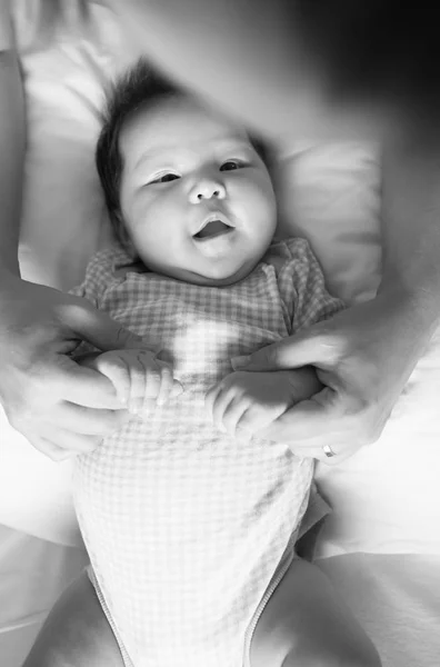 Baby Blickt Einem Elternteil Auf Während Vor Dem Schlafengehen Einem — Stockfoto