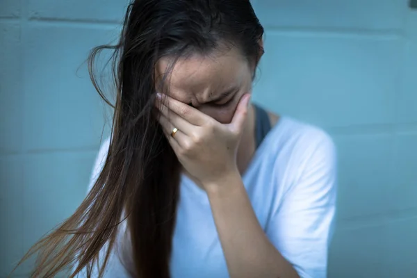 Pieno depresso donna tenendo le mani sul suo viso — Foto Stock