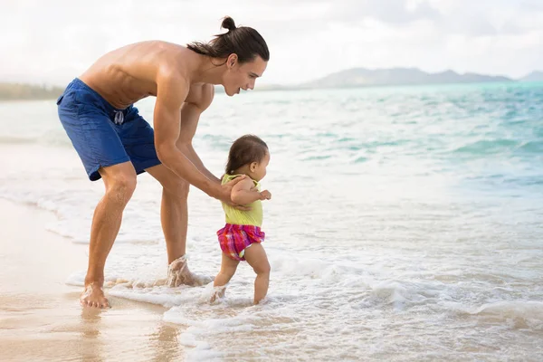 Mutlu baba ve kız birlikte sahilde oynarken. — Stok fotoğraf