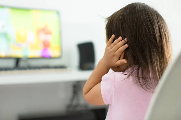 Испуганный ребенок, боящийся громких звуков телевизора. Аутизм . — стоковое фото