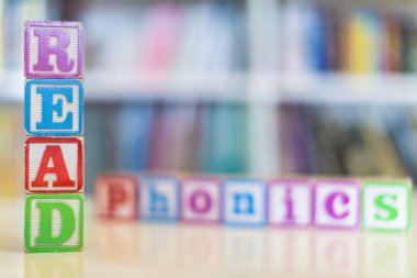 Alfabe blokları sözcük okuma ve kitaplık önünde Phonics yazım